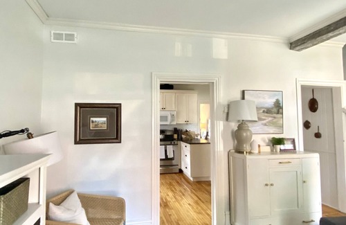 Inner Harbour House | Bright and Spacious 2 Bedroom House w/backyard
