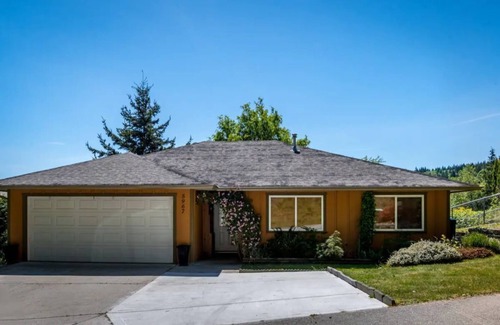 West Porpoise Bay House | Bright And Spacious 3-Bedroom West Coast Rancher