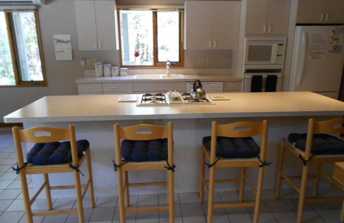 Wellfleet House | Bright and Spacious Near Beaches on Lt. Island (1694)