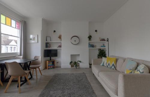 Bruce Grove Apartment | Bright and Stylish 2 Bedroom First Floor Flat
