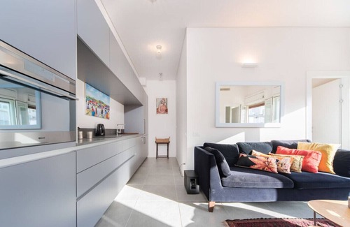 Old North Apartment | Bright Apt w Balcony & Mamad 10min Walk from Beach