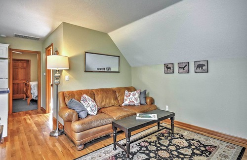 Banks Apartment | Bright Apt w/Deck < 12 Mi to Oregon Wine Country!