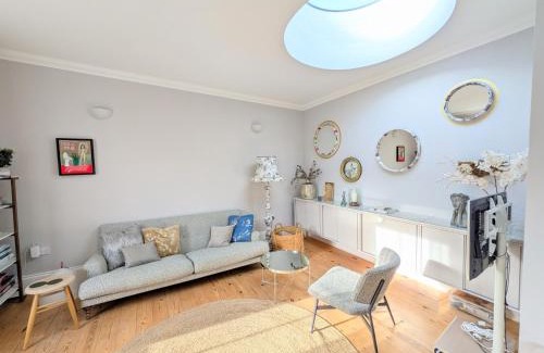 Cliftonville House | Bright Beachside Hideaway