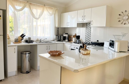 Kelmscott House | Bright & Beautiful Home on the Hills!