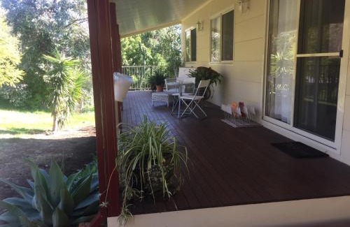 Kelmscott Ski Chalet | Bright & Beautiful Home On The Hills!