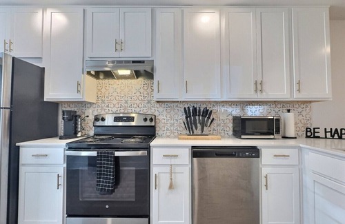 Birmingham Apartment | Bright & Beautiful Retreat in Heart of Downtown