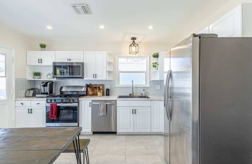 Tarzana House | *Bright & Beautiful w/Pool, BBQ, Upscale Area*