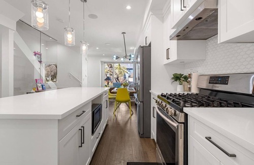 Crescent Heights House | Bright & Bold 4BDRM Modern Retreat