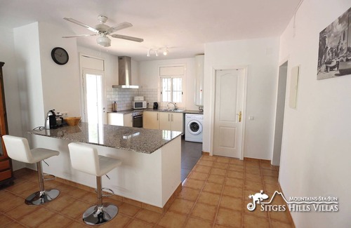 Sant Pere de Ribes Ski Chalet | Bright Casa Els Cards close to Sitges, A/C