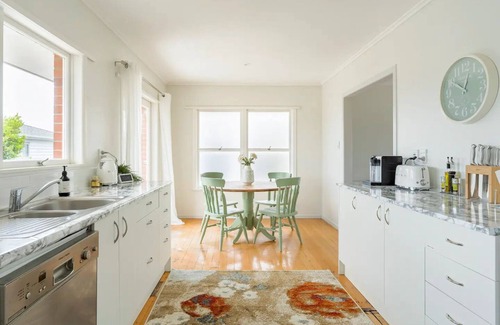 Milford House | Bright & Central Home with Mini Golf Area