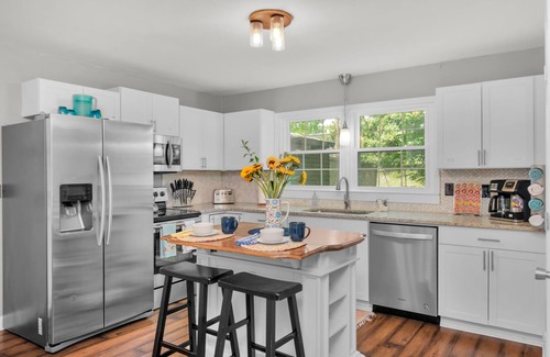 Fort Mill House | Bright & Cheery Bungalow - Mins to Downtwn Fort Mill