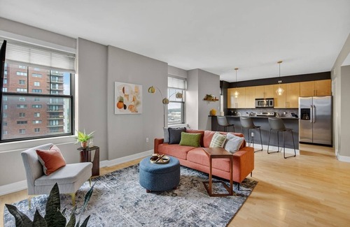 Downtown Des Moines Condo | Bright, Chic & Modern Suite in Downtown