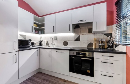 Tottenham House | Bright & Colourful House - Best for a Large Groups