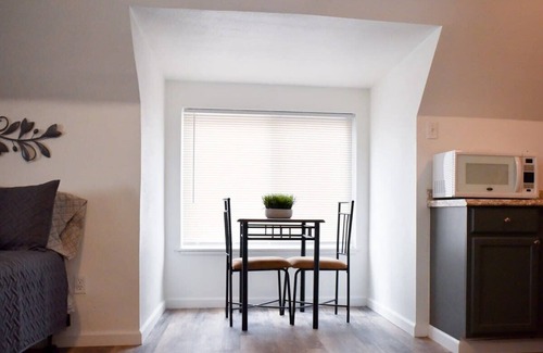 Pittsburgh Apartment | Bright, Comfy Space for 3 | Budget-Friendly Stay