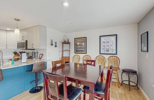 Chelan Condo | Bright condo with pool & hot tub - near downtown & lake