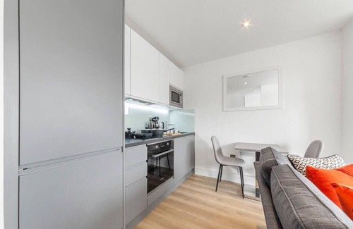 East Grinstead Apartment | Bright Contemporary Studio in East Grinstead