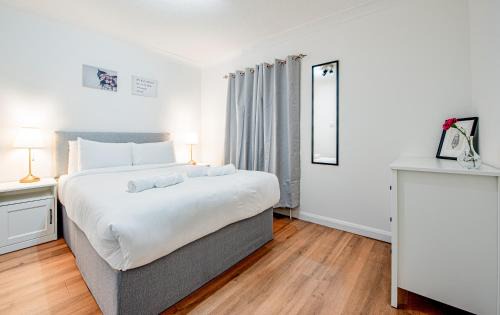East Acton Apartment | Bright Cosy Cottage with Parking and Outdoor Patio