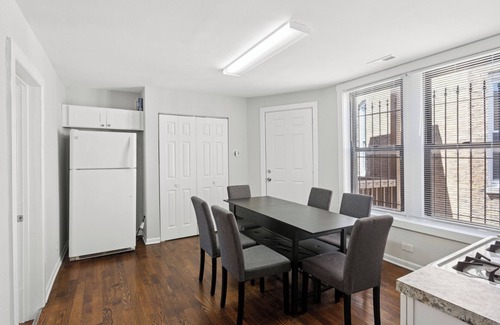 West Town Apartment | Bright + Cozy 3-bedroom apartment, Sleeps 8 plus Crib, Prime HP/Wicker Park