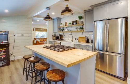 Big Bear City Cabin | Bright & Cozy Big Bear Cabin Rental ~ 5 Mi to Lake
