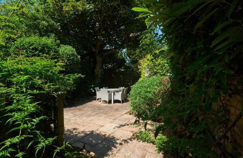 Larkhall Apartment | Bright Cozy Garden Retreat w Fast Wifi & 5min to Tube Subway Metro & Close to Park & Street Parking P4P
