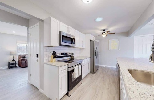 Dupont House | Bright & Cozy Upper Unit in Denver