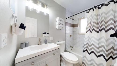 Dupont House | Bright & Cozy Upper Unit in Denver