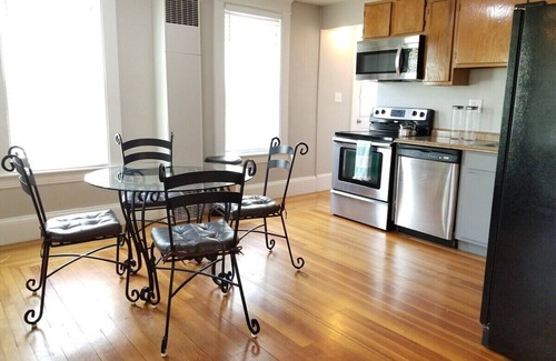 Manchester Apartment | Bright Front Facing Unit - Private Front Farmers Porch