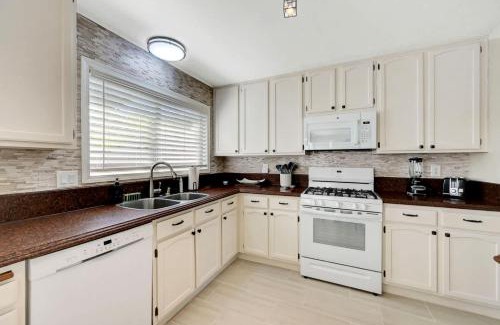 Green Valley North House | Bright Fun Spacious Home with Pool