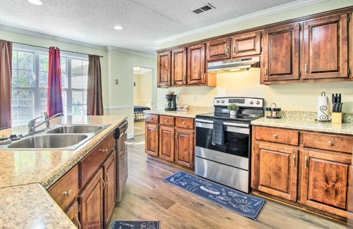 Hinesville House | Bright Hinesville Home with Yard Pet Friendly!