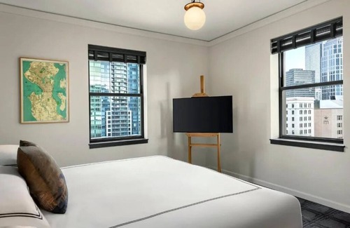 Downtown Seattle House | Bright King Room with Floor-to-Ceiling Views in Seattle's Belltown!