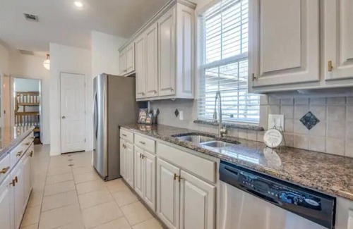 Enchanted Oaks House | Bright lakeside bliss. Your vibrant retreat awaits!