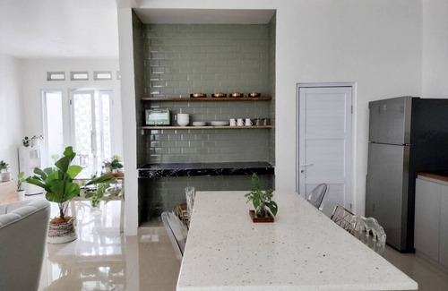 South Tangerang House | Bright leafy home with Biznet up to 250 Mbps 3+1BR
