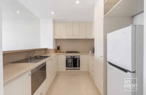 Port Melbourne Apartment | Bright, Light Filled 1-Bedroom Apartment
