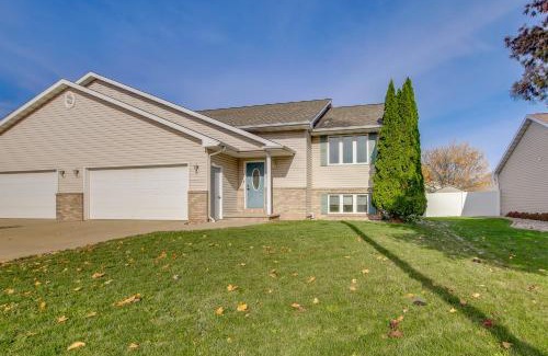 Little Chute Apartment | Bright Little Chute Condo with Deck and Yard!