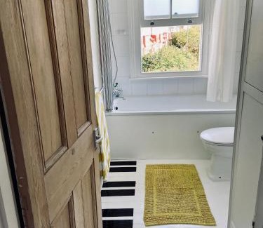 Southfields House | Bright loft room near Wimbledon tennis