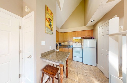 Craigleith House | Bright, lofty condo w/2 decks & shared pool, tennis - walk to lift
