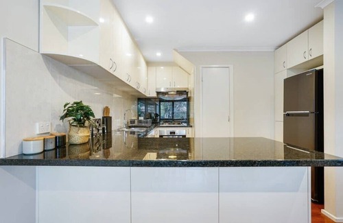 Balwyn House | Bright & Lovely @ Balwyn Townhouse w/parking, BBQ