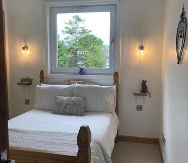 Central Aberdeen Apartment | Bright modern 2 bedroom apartment Free parking and WI-FI