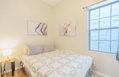 Palmer Square Apartment | Bright & Modern 3BR and 1BA in Logan Square