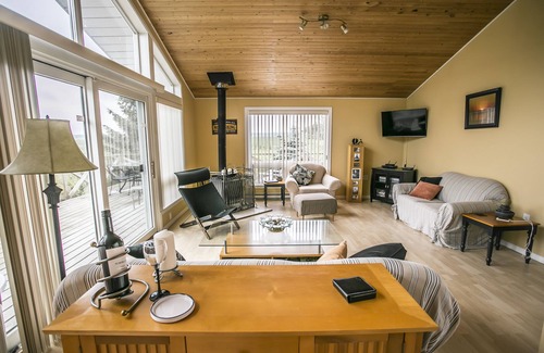 Bluewater Cottage | Bright Modern All Season Open Concept Cottage - 5 minutes from Bayfield