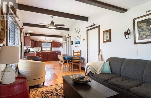Pointe-du-Chene Cottage | Bright modern cottage close to parlee beach.