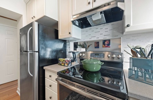 Downtown Condo | Bright & Modern Condo By Yale 3 Bedrooms,GYM, AC, Prime Location