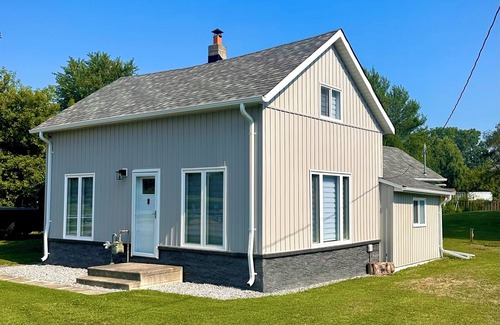 St. Williams House | Bright & Modern Cottage Near Port Rowan, Long Point, & Turkey Point