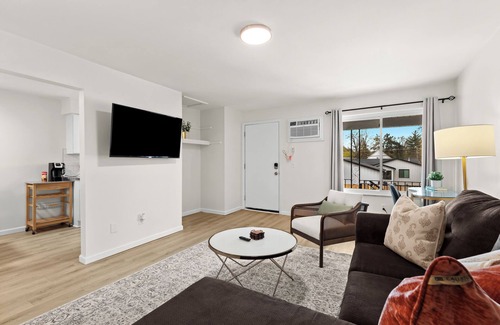 Mount Clemens Apartment | Bright & Modern Flat | King Bed | Near Downtown