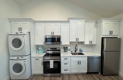 Pleasant Hill Cottage | Bright & Modern Gem: Central Location ~ NewnEntire 2BD/1BA Guesthouse