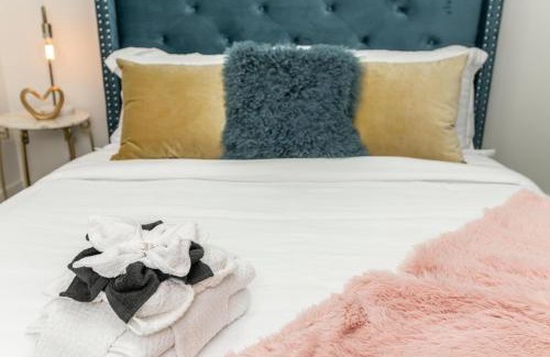 Southside House | Bright Modern Home - King Bed - Free Parking - Fireplace - Fast Wi-Fi - Free Netflix