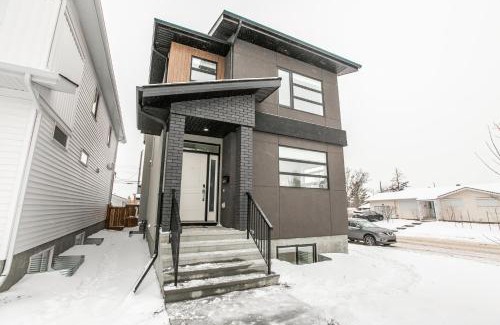 Southside House | Bright Modern Home - King Bed - Free Parking - Fireplace - Fast Wi-Fi - Free Netflix