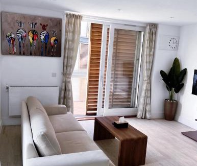 Highams Park Apartment | Bright Modern London 2-Bed Apartment with 2-Bath & Balcony View