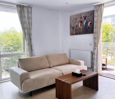 Highams Park Apartment | Bright Modern London 2-Bed Apartment with 2-Bath & Balcony View