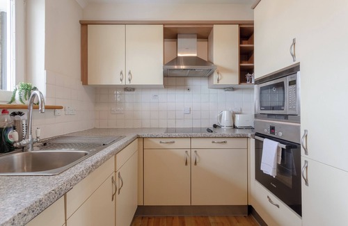 Surrey Docks Apartment | Bright, Modern One-Bed w. Stunning View of Thames